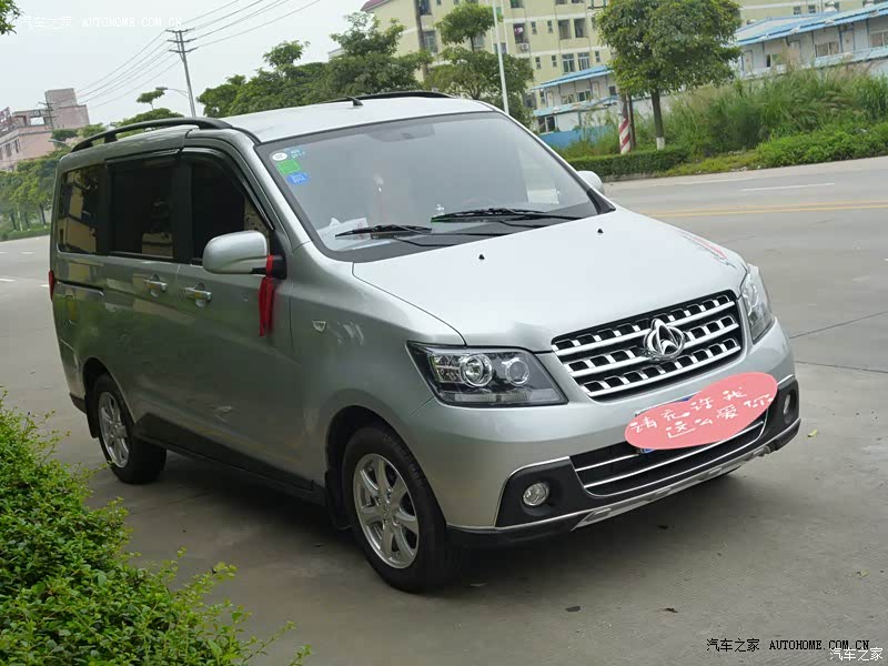 【空间】车内标准的乘坐空间与1.3L车型一样,178公分的体验者坐在前后排都有着非常充裕的空间表现,而且为了保证乘客的舒适性,座椅靠垫非常宽厚且柔软。人员乘坐可都是MPV的强项,那么兼顾拉货的时候欧诺是否还能会这么从容呢?下面我们看看欧诺空间的变化与展示。 【动力】欧诺1.