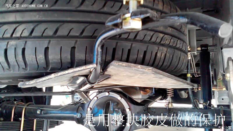 【空间】空间可以,既要坐人又要拉货,可以接受,后排没做过人,拉货空间比三轮多点吧 【动力】1.2拉上货就显得有点不足了,不过我拉的不是重物,不开快车,还是过得去的 【操控】悬挂真是醉了,路烂点都能把人振下座位,没啥操控可说,最重要的方向没有助力,停个车累死 【油耗】有点高啊,排量不大油耗不低,货车总还说的过去吧 【舒适性】不算硬,掀开副驾座椅开那声音。。货车总不能跟轿车比舒适性 【外观】长得都这样,不是为外观而来 【内饰】塑料 塑料 都是塑料,一分钱一分货 【性价比】拉货为主,开始考虑皮卡,当看到路上开过